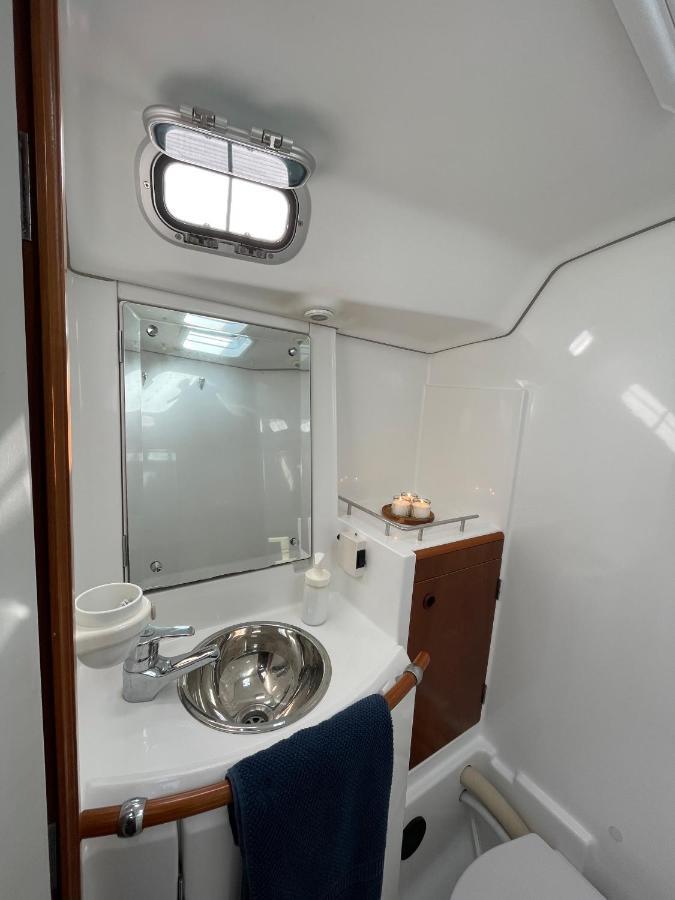 Beautiful And Comfortable Sailboat With Secure Parking Available Barcelona Exterior foto